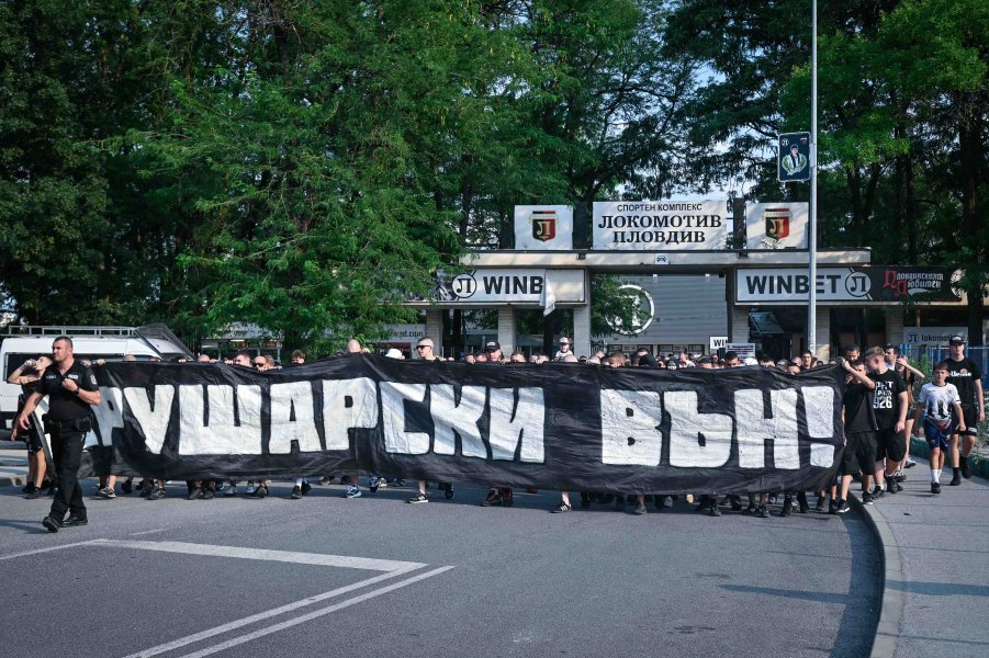 Фенове на Локомотив Пловдив с протест срещу собственика Христо Крушарски1