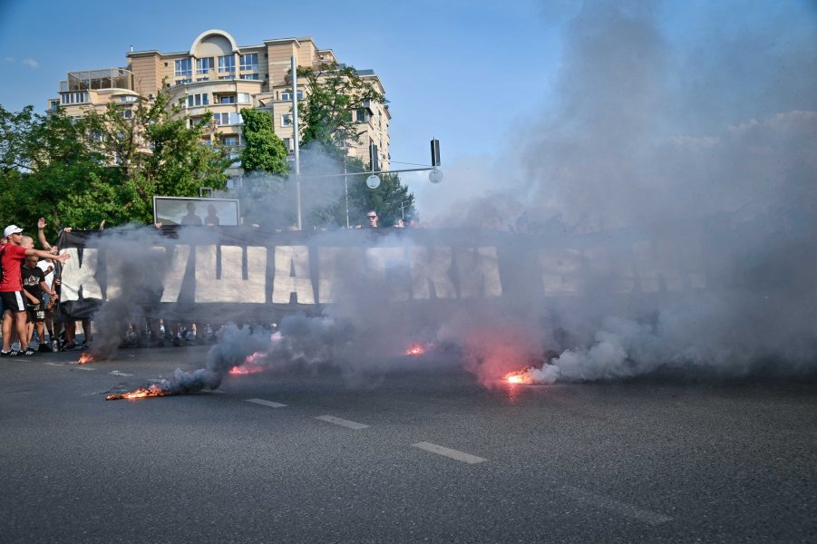 Фенове на Локомотив Пловдив с протест срещу собственика Христо Крушарски1