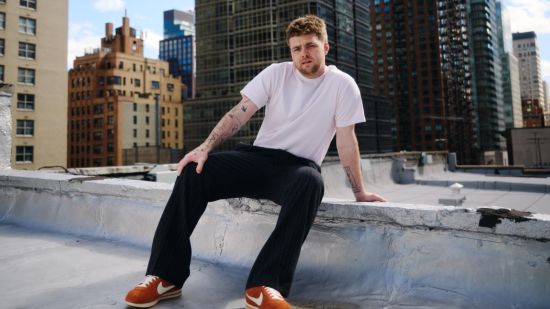 Alex Warren издаде албумa „You’ll Be Alright, Kid“