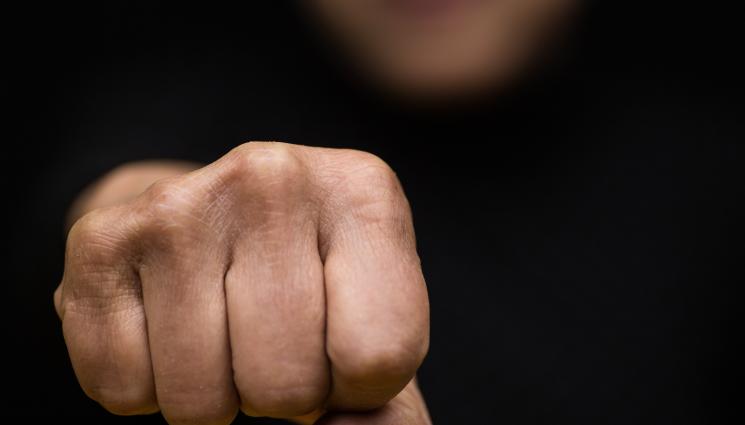 юмрук жена - Баба шамари накипрени столичанки! (СНИМКА)