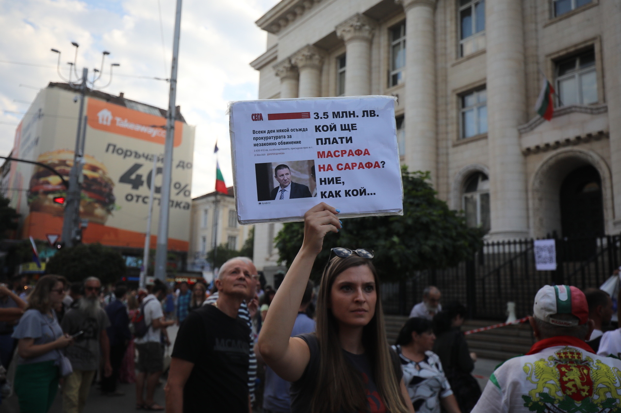 <p>Граждани поискаха оставката на изпълняващия функциите (и.ф.) главен прокурор Борислав Сарафов с протестно шествие от Съдебната палата в София и крайна точка историческата сграда на Народното събрание.</p>