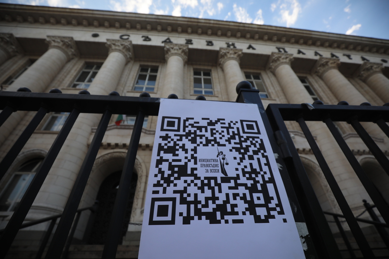 <p>Граждани поискаха оставката на изпълняващия функциите (и.ф.) главен прокурор Борислав Сарафов с протестно шествие от Съдебната палата в София и крайна точка историческата сграда на Народното събрание.</p>