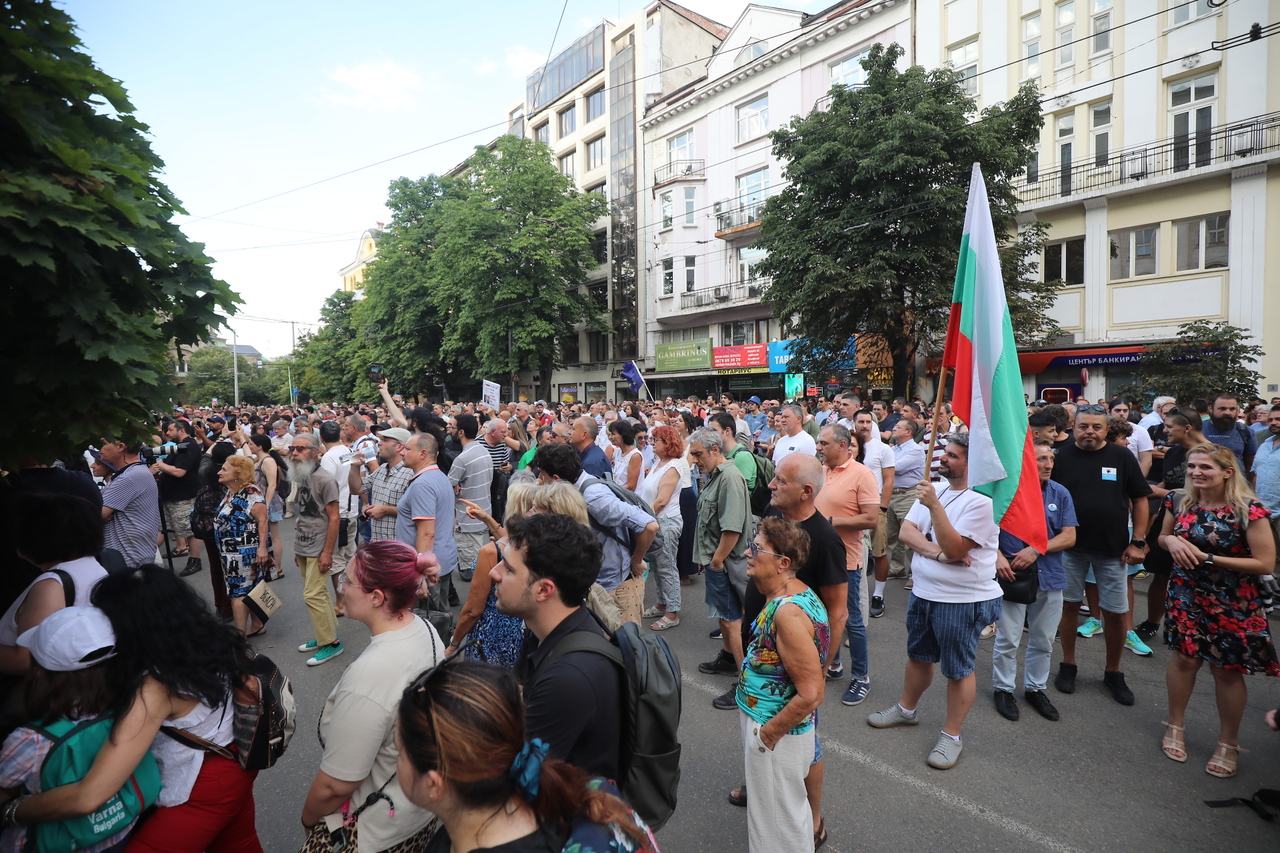 <p>Граждани поискаха оставката на изпълняващия функциите (и.ф.) главен прокурор Борислав Сарафов с протестно шествие от Съдебната палата в София и крайна точка историческата сграда на Народното събрание.</p>