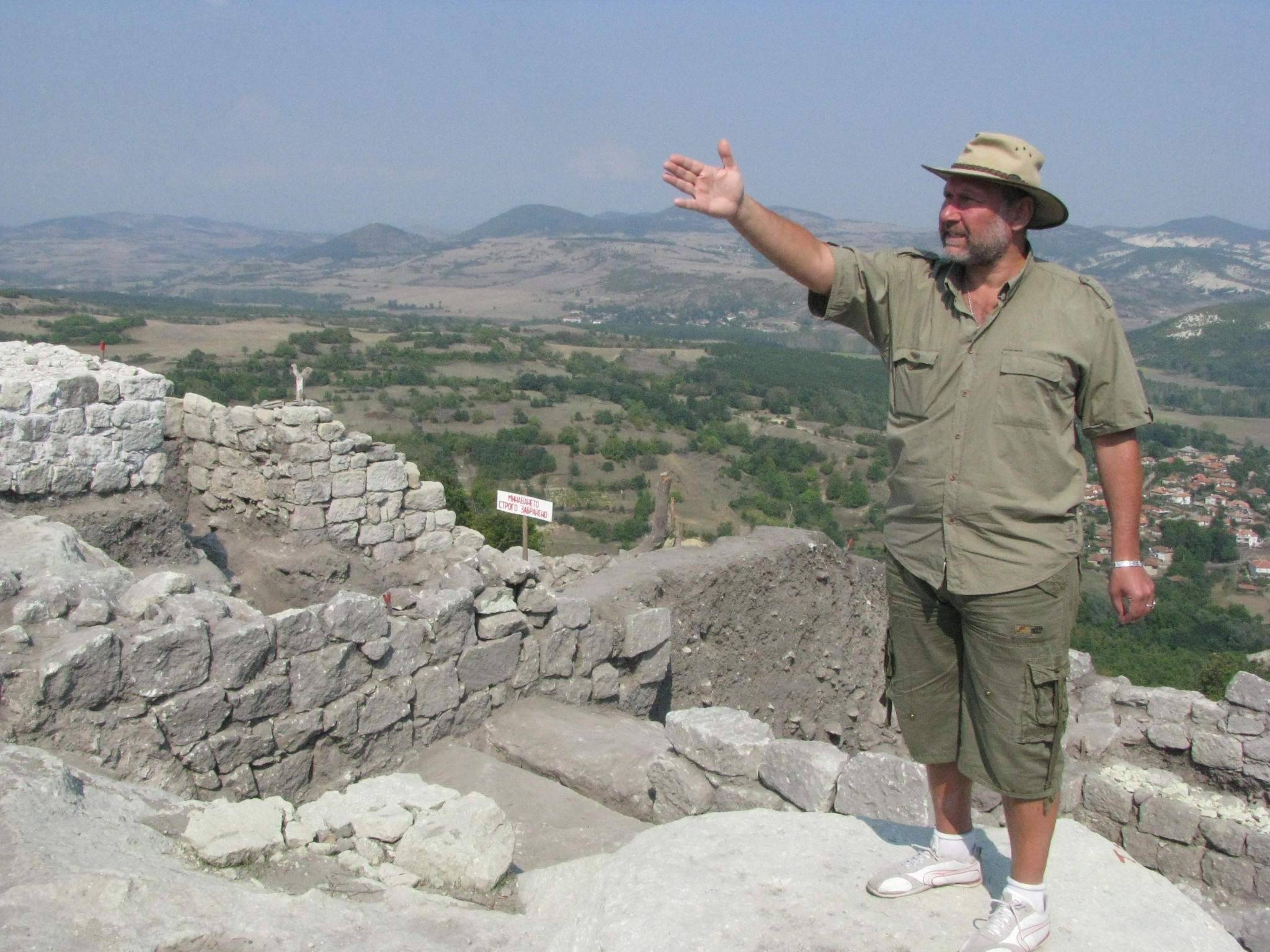 Археологът проф Николай Овчаров