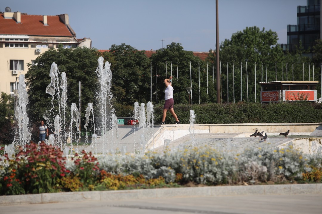 <p>Температурите в столицата достигнаха над 35&deg;C, а улиците на София се превърнаха в сцена на битка с горещината. От празни паркове и търсещи сянка минувачи до освежаващи фонтани и разхлаждащи напитки - вижте как жителите на града посрещат най-горещите дни на лятото.</p>