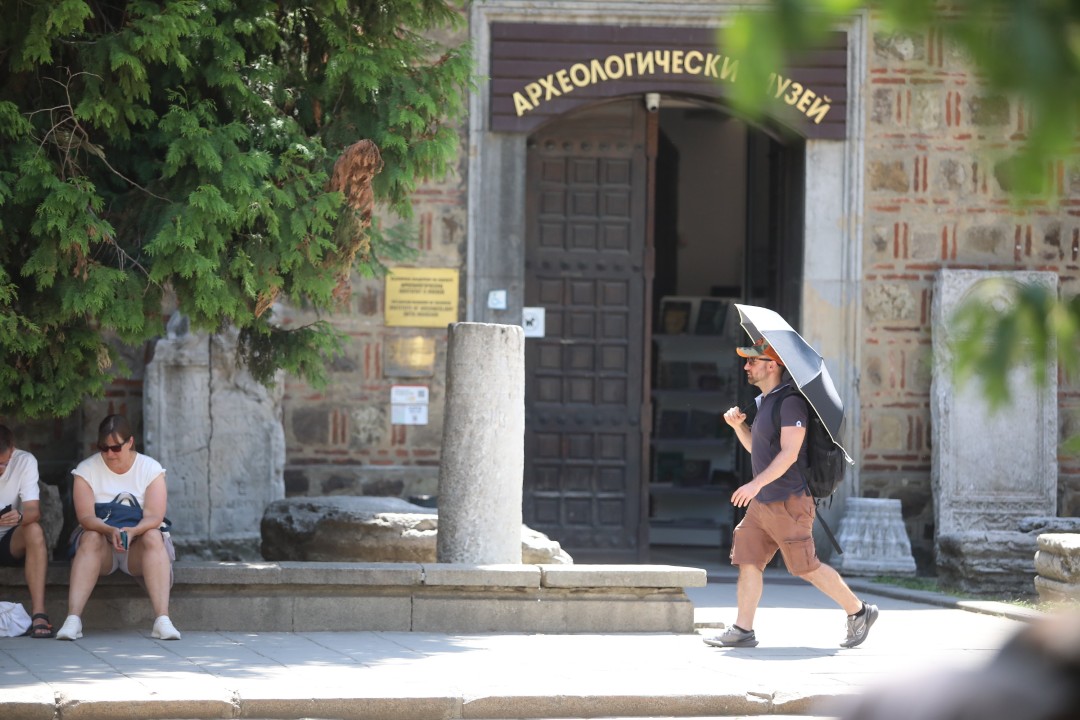 <p>Температурите в столицата достигнаха над 35&deg;C, а улиците на София се превърнаха в сцена на битка с горещината. От празни паркове и търсещи сянка минувачи до освежаващи фонтани и разхлаждащи напитки - вижте как жителите на града посрещат най-горещите дни на лятото.</p>