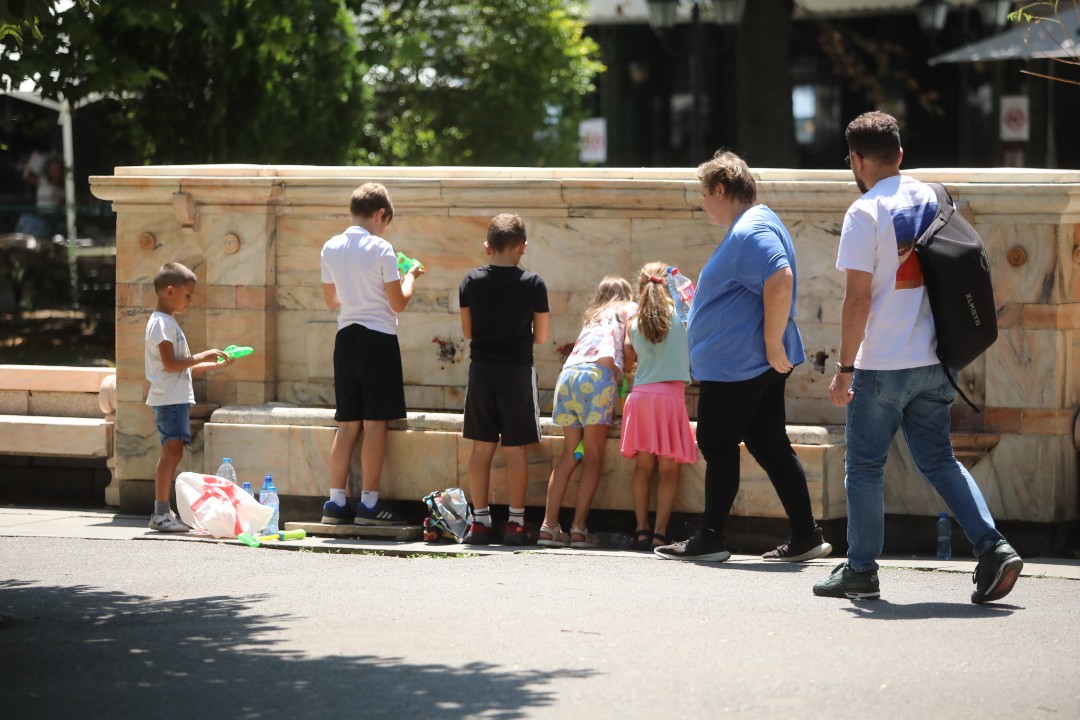<p>Температурите в столицата достигнаха над 35&deg;C, а улиците на София се превърнаха в сцена на битка с горещината. От празни паркове и търсещи сянка минувачи до освежаващи фонтани и разхлаждащи напитки - вижте как жителите на града посрещат най-горещите дни на лятото.</p>