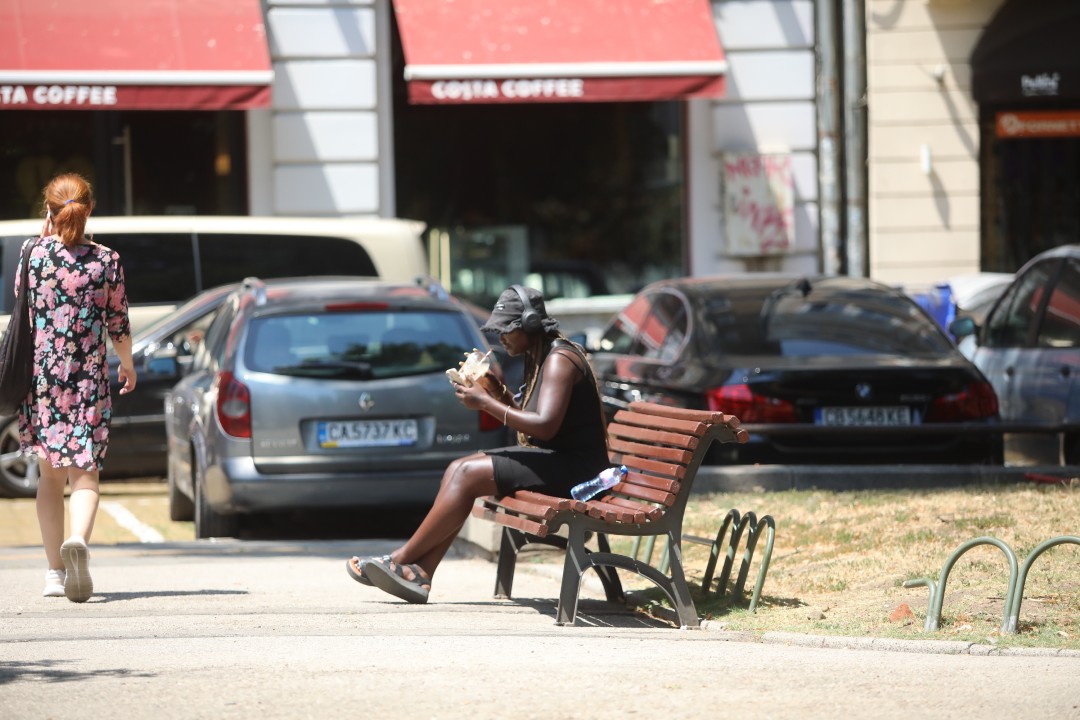 <p>Температурите в столицата достигнаха над 35&deg;C, а улиците на София се превърнаха в сцена на битка с горещината. От празни паркове и търсещи сянка минувачи до освежаващи фонтани и разхлаждащи напитки - вижте как жителите на града посрещат най-горещите дни на лятото.</p>