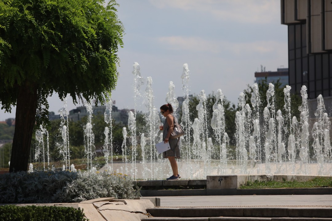 <p>Температурите в столицата достигнаха над 35&deg;C, а улиците на София се превърнаха в сцена на битка с горещината. От празни паркове и търсещи сянка минувачи до освежаващи фонтани и разхлаждащи напитки - вижте как жителите на града посрещат най-горещите дни на лятото.</p>