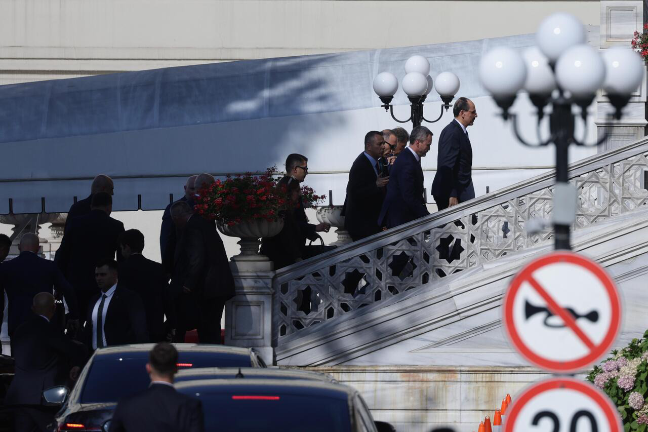 Представители на Украйна и Русия пристигнаха в двореца "Чираган".