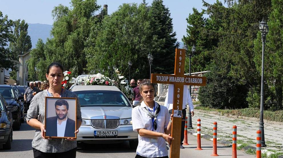 Със сълзи и цветя изпратиха Тодор Славков в последния му път (ГАЛЕРИЯ)