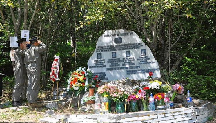 загинали офицери - Стихове за герои и поклон в памет на загинали офицери (СНИМКИ)