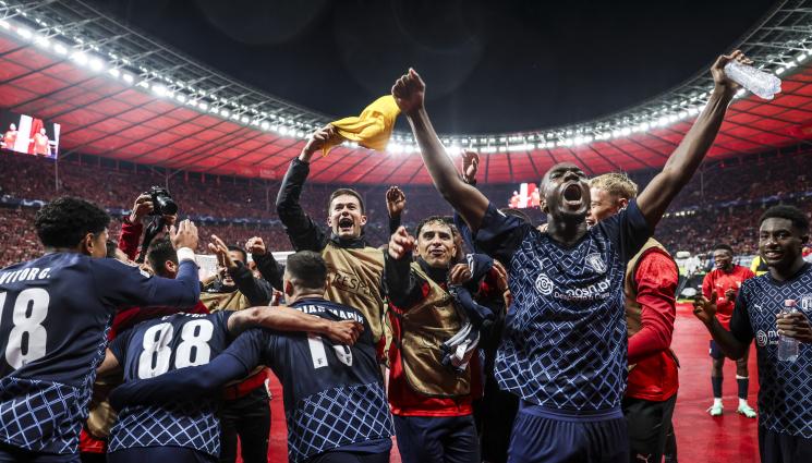 Брага - Фланелка на Брага се вее пред храма на София (СНИМКИ)