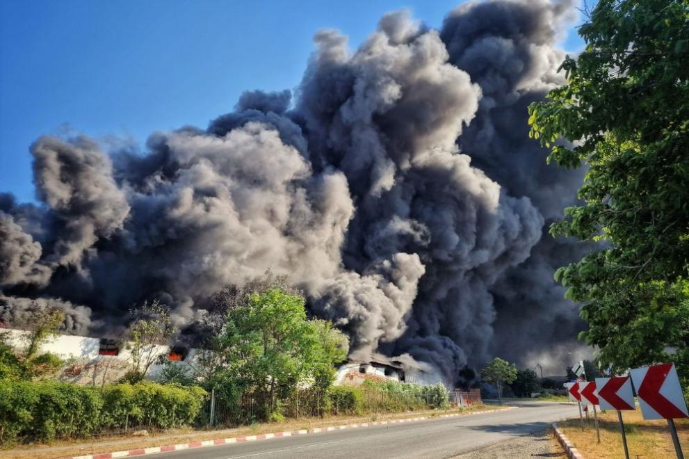 Пожар избухна в Средец, съобщи кметът на общината Иван Кичев. Пожарът