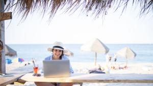 Представете си че сте на плажа сте в хотела край