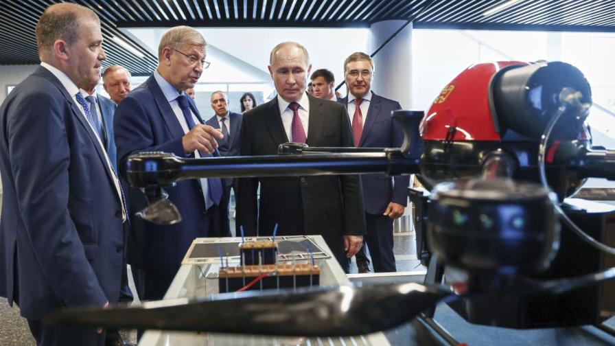 Владимир Путин в Санкт Петербург за деня на ВМС на Русия