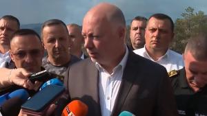 Премиерът Росен Желязков и представители на пожарната дават извънреден брифинг