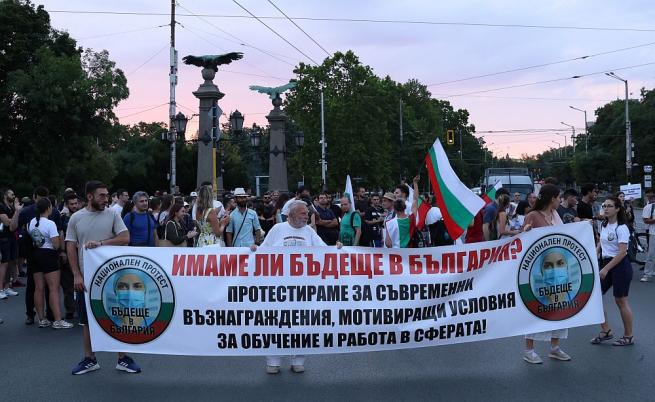 Голям протест на млади лекари блокира 