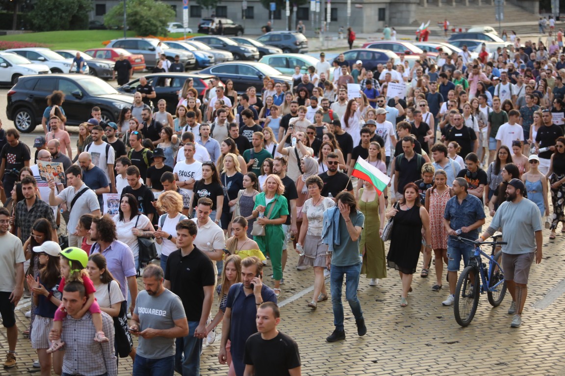 <p>Лекарите настояват за гарантиране на достойно заплащане на труда им.</p>