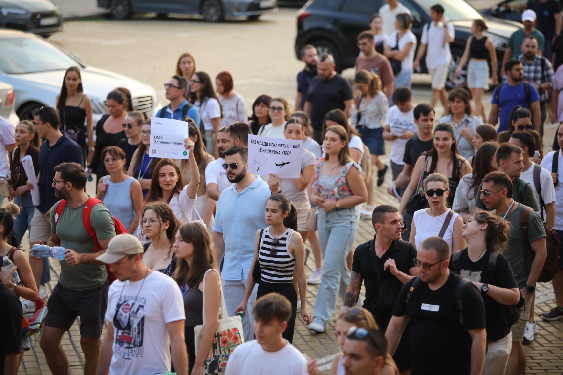 <p>Лекарите настояват за гарантиране на достойно заплащане на труда им.</p>