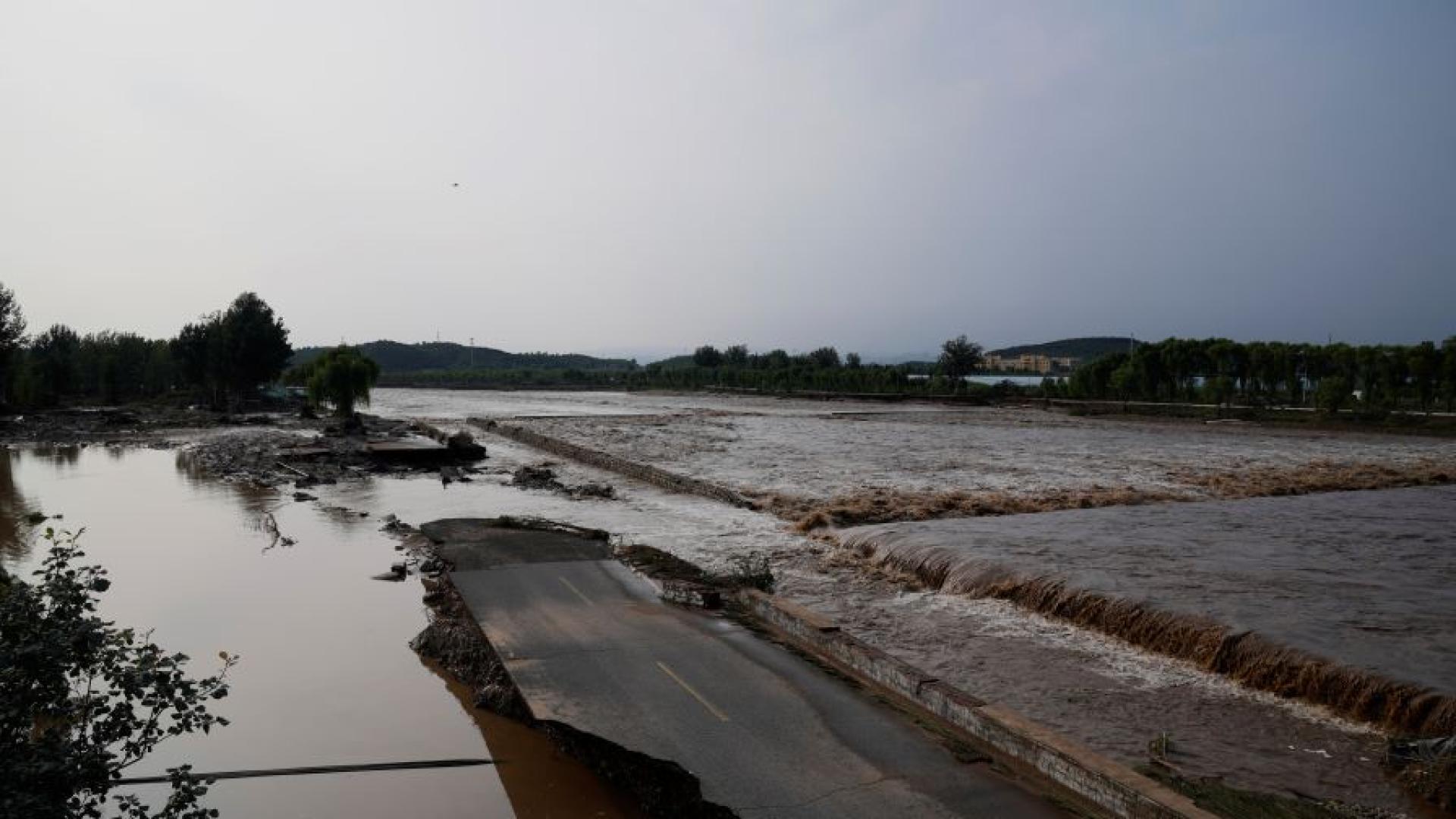 Най малко 30 души са загинали в Пекин след тежките проливни