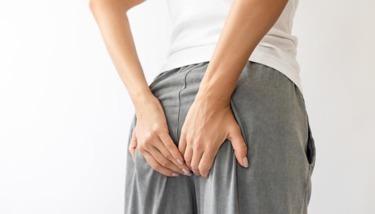 зор - КОФТИ МОМЕНТ: Хищно животно нападна клекнал мъж, докато се облекчава!