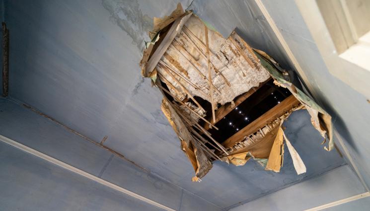 паднал таван - Рухна таванът на кметство!