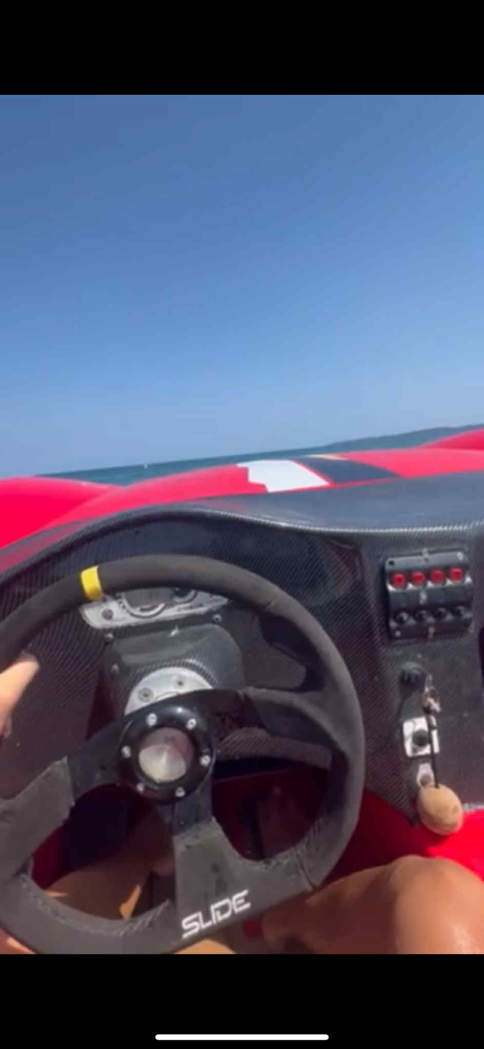 ферари в морето