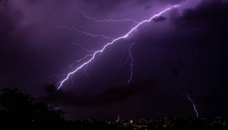 д - Мега светкавица счупи всички рекорди със своите 829 км дължина!