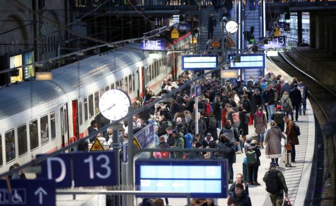 Пожар спря движението по основна жп линия в Германия, подозират саботаж