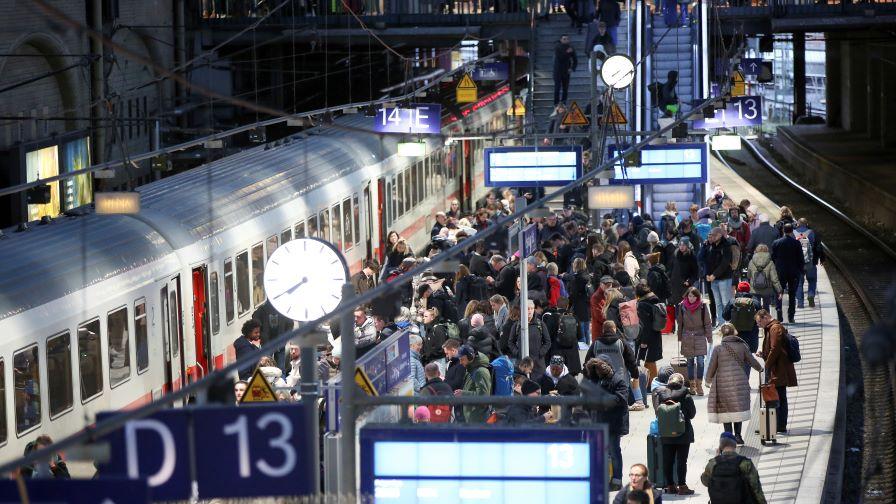 Пожар спря движението по основна жп линия в Германия, подозират саботаж