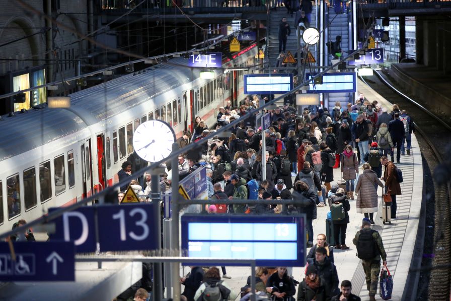 Пожар спря движението по основна жп линия в Германия, подозират саботаж