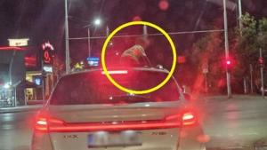 дете се показа от люка на кола