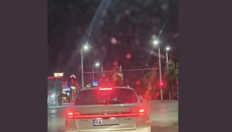 детето на колата - СПИПАХА ГО: Чужденец развявал детето си на покрива на колата!