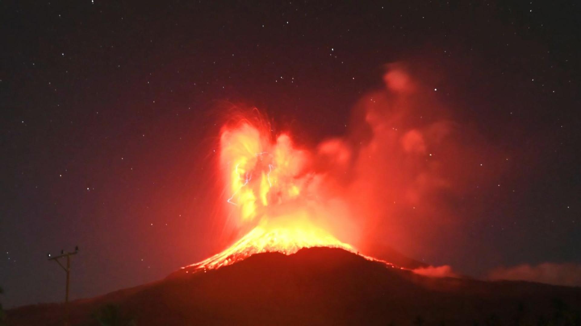 Вулканът Левотоби Лаки Лаки на индонезийския остров Флорес тази сутрин отново