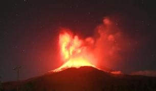 Вулканът "Семеру" изхвърли 5,6 км пепел: Индонезия е в максимална степен на тревога