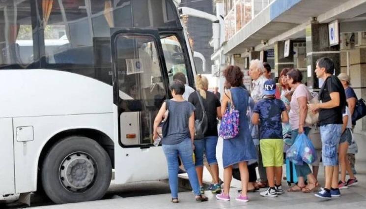 автобус - За 70 лева на ден: Пенсионери налазиха плажовете в Гърция