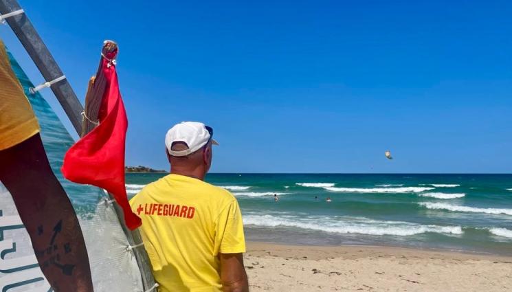 спасител - Вдигат червен флаг и при спокойно море