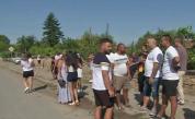 Протест на пътя Велико Търново - Плевен, бутилки с вода и обувки полетяха към автомобили (ВИДЕО)
