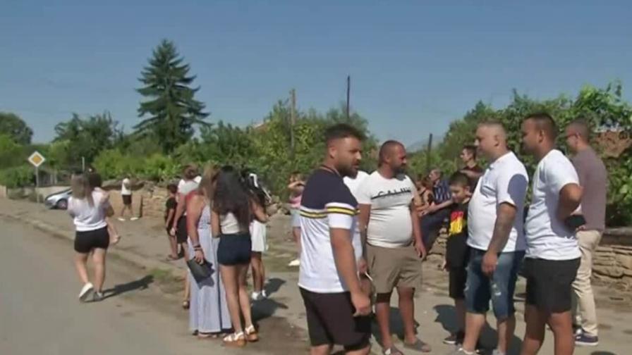 Протест на пътя Велико Търново - Плевен, бутилки с вода и обувки полетяха към автомобили (ВИДЕО)