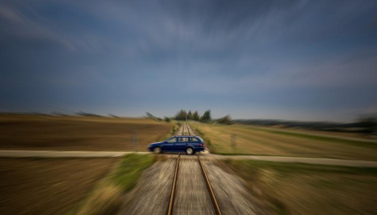 кола влакови релси - СЕКУНДИ ОТ СМЪРТТА: Влак едва не помете кола с 78-годишна жена на жп прелез!