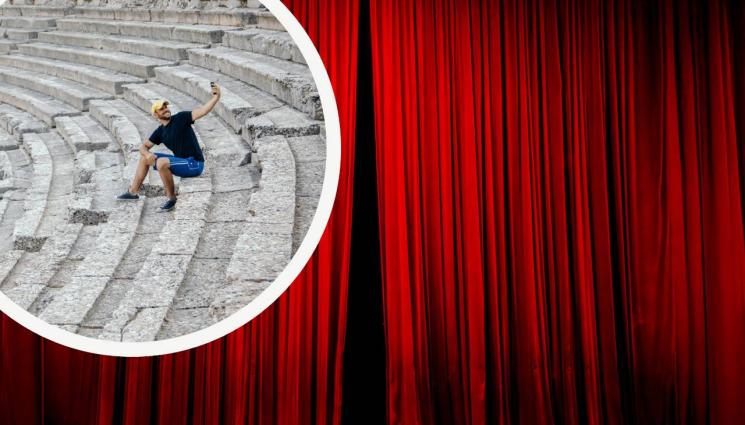 селфи - ЗА ЕДНОТО СЕЛФИ: Туристи се претрепаха жестоко в исторически театър