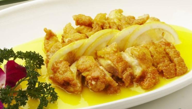 рецепти - Свежест на масата: Апетитна зеленчукова запеканка или хрупкаво пиле в лимонов сос