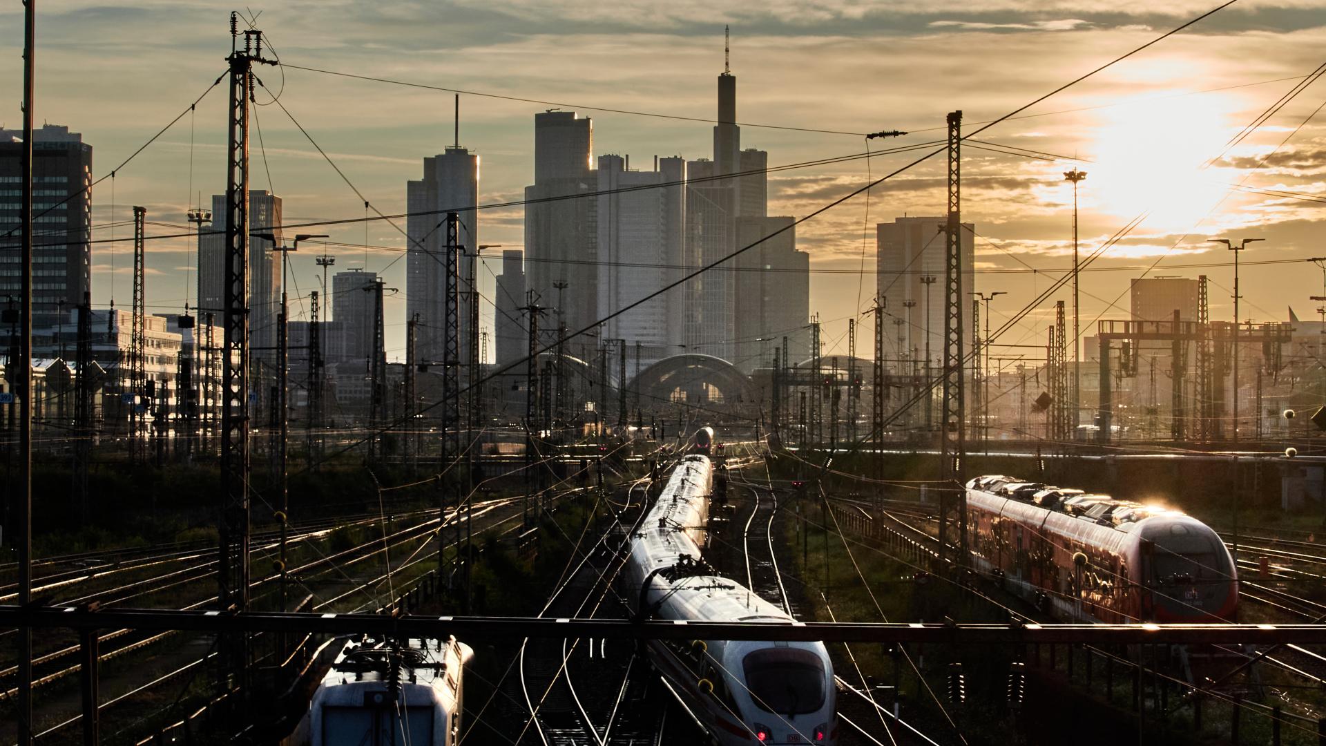 Влак с над 200 пътници се блъсна тази сутрин в