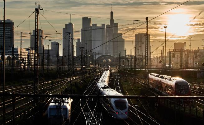 Влак с над 200 пътници се блъсна в паднало дърво в Германия