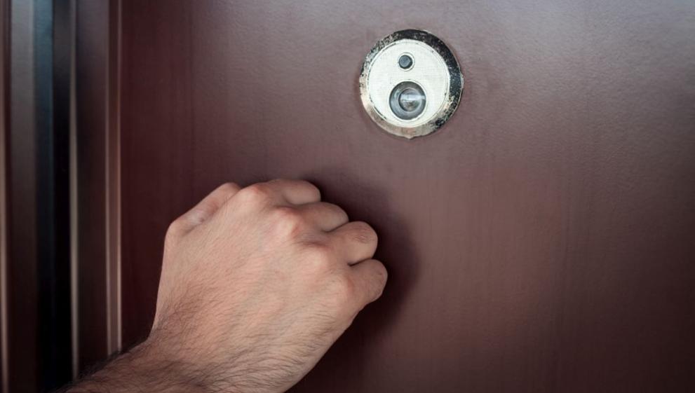 Измамници се представят за служители на МВР и обикалят из