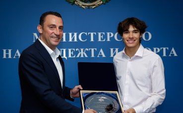 Министърът на младежта и спорта Иван Пешев награди пилота Никола Цолов за постиженията му във Формула 3