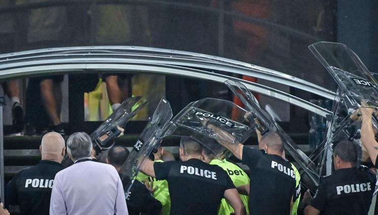 Ботев Пд - В трети пореден кръг: Ботев Пловдив пак скочи на съдиите