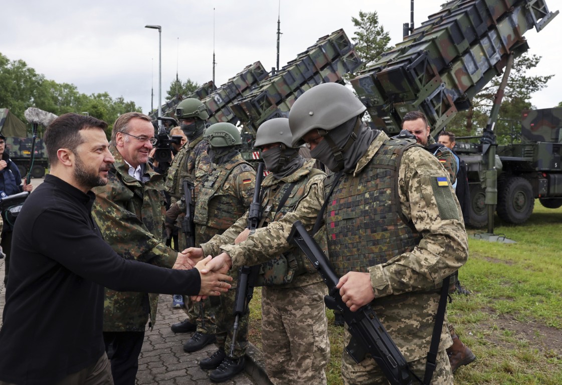 НАТО готви големи оръжейни доставки за Украйна