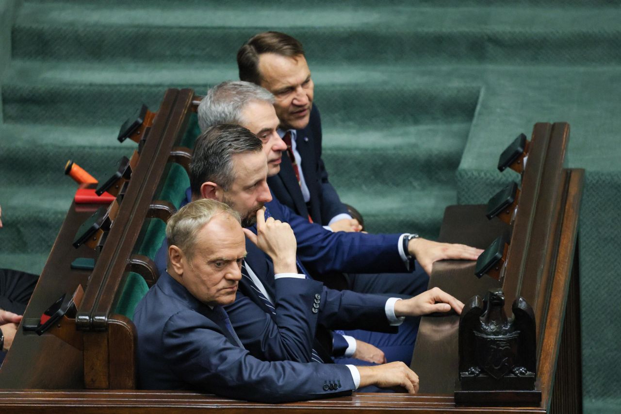 <p>Карол Навроцки положи клетва като президент на Полша, но началото на мандата му е белязано от поредица от скандали &ndash; от съмнения в имотни измами и ползване на държавни ресурси за лични цели, до обвинения в сводничество и връзки с подземния свят</p>